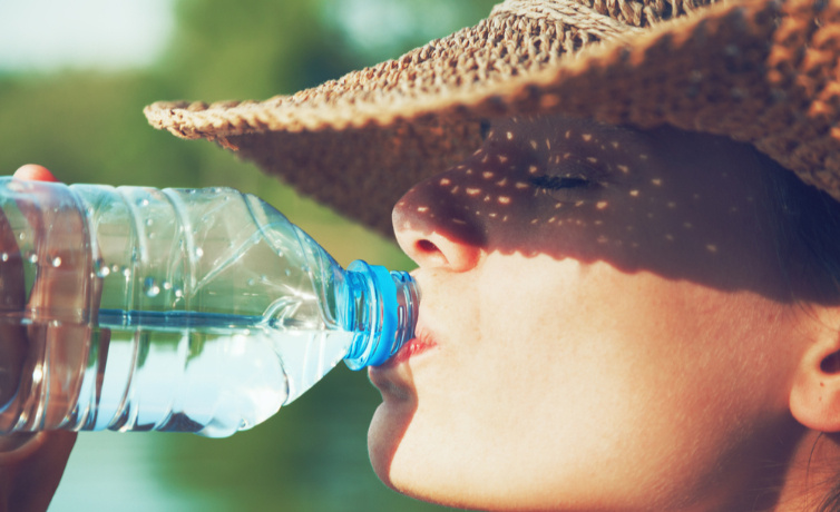 Günde kaç litre su içilmelidir uzmanlar erkeklerin daha çok su içmesin gerektiğini söylüyor