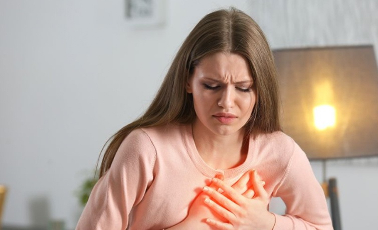 Göğüs ağrısı neden olur anksiyete ve stres ağrıya neden olabiliyor!