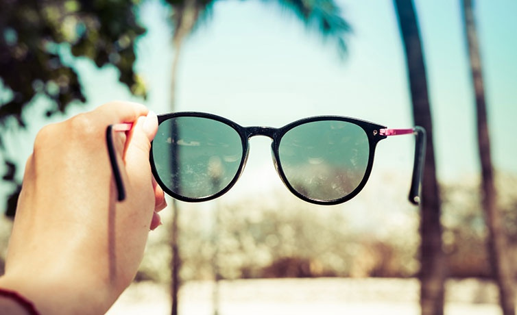 Güneş gözlüğü alırken nelere dikkat etmeli gözlerinizi gözetmek için...