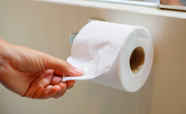 Klozete tuvalet kağıdı serip oturmak yanlış mı?