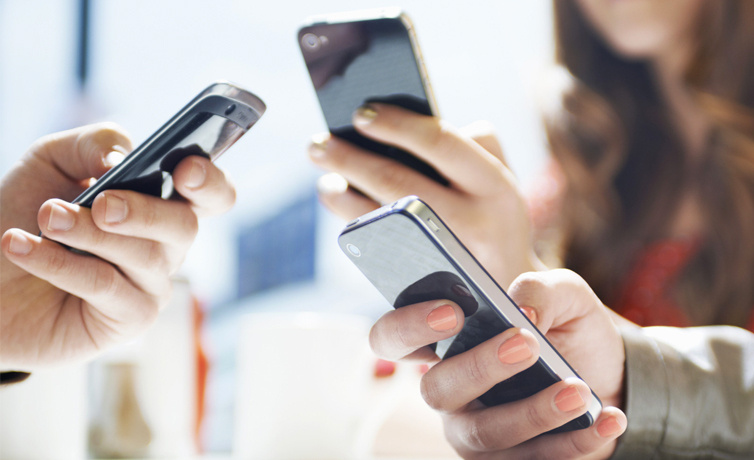 Cep telefonuyla yatmak hasarlı mıdır?