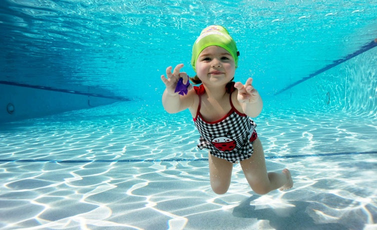 Havuz sonrası çocukların göz sağlığı nasıl korunur? Güneş gözlüğü şart!